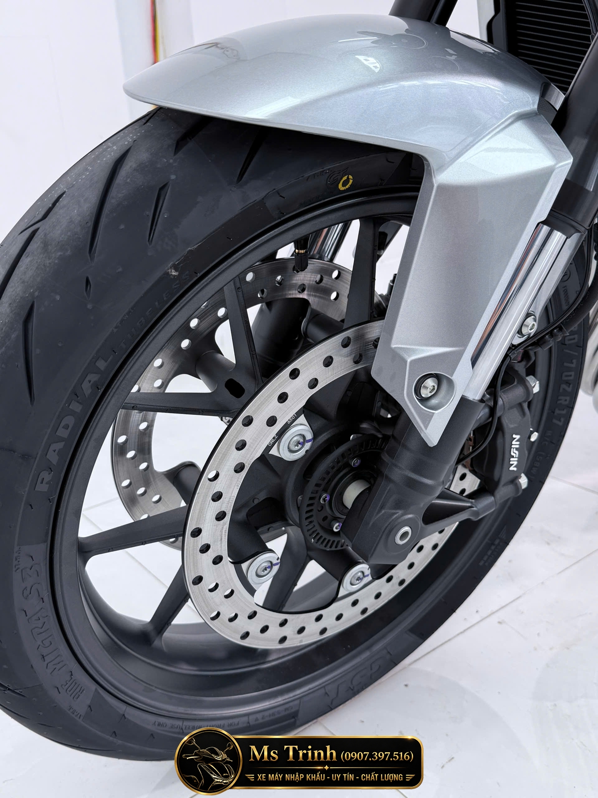 Hệ thống phanh ABS trước Honda CB500SF 2026 sử dụng heo Nissin tăng độ an toàn khi vận hành